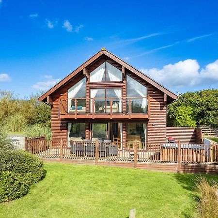 Skylark Sleeps 8 Private Hot Tub & Dogs Welcome Nr Padstow, Resort Pool Bar & Watersports St Columb Major Bagian luar foto
