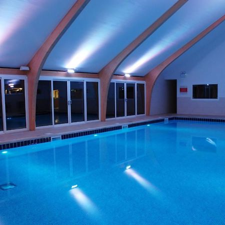 Skylark Sleeps 8 Private Hot Tub & Dogs Welcome Nr Padstow, Resort Pool Bar & Watersports St Columb Major Bagian luar foto