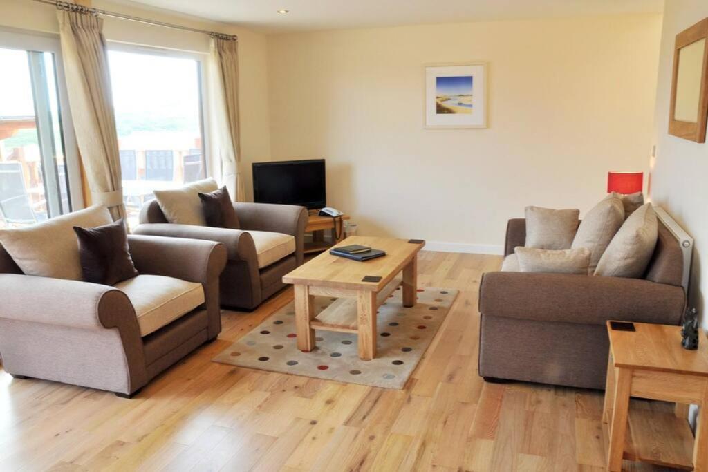 Skylark Sleeps 8 Private Hot Tub & Dogs Welcome Nr Padstow, Resort Pool Bar & Watersports St Columb Major Bagian luar foto