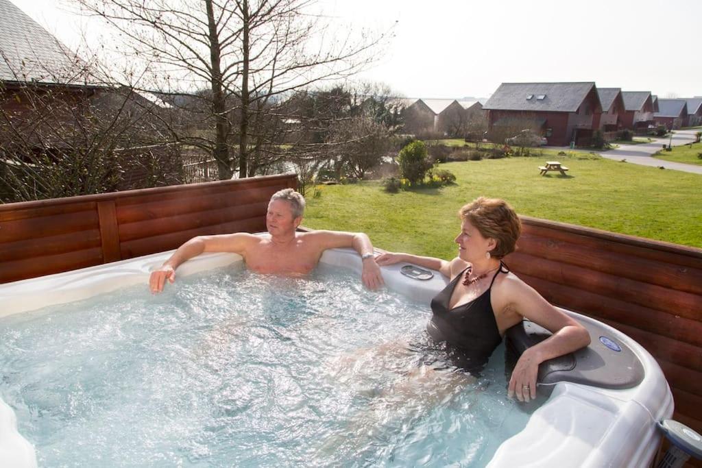 Skylark Sleeps 8 Private Hot Tub & Dogs Welcome Nr Padstow, Resort Pool Bar & Watersports St Columb Major Bagian luar foto