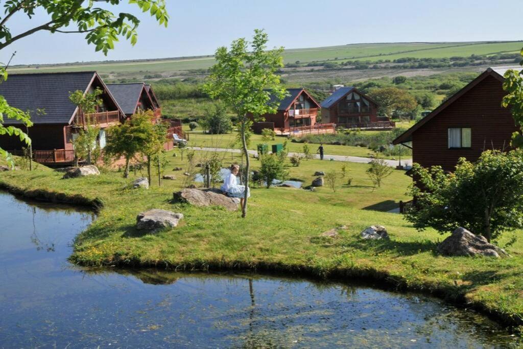 Skylark Sleeps 8 Private Hot Tub & Dogs Welcome Nr Padstow, Resort Pool Bar & Watersports St Columb Major Bagian luar foto