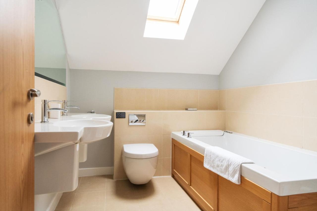 Skylark Sleeps 8 Private Hot Tub & Dogs Welcome Nr Padstow, Resort Pool Bar & Watersports St Columb Major Bagian luar foto