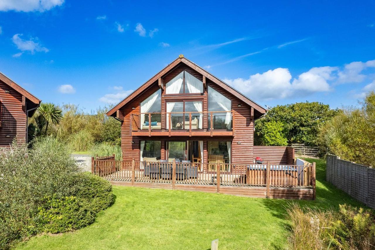 Skylark Sleeps 8 Private Hot Tub & Dogs Welcome Nr Padstow, Resort Pool Bar & Watersports St Columb Major Bagian luar foto