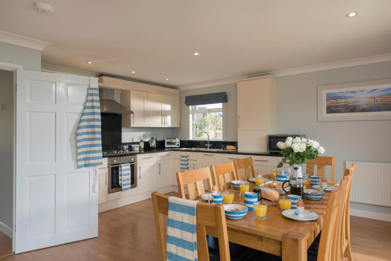 Skylark Sleeps 8 Private Hot Tub & Dogs Welcome Nr Padstow, Resort Pool Bar & Watersports St Columb Major Bagian luar foto