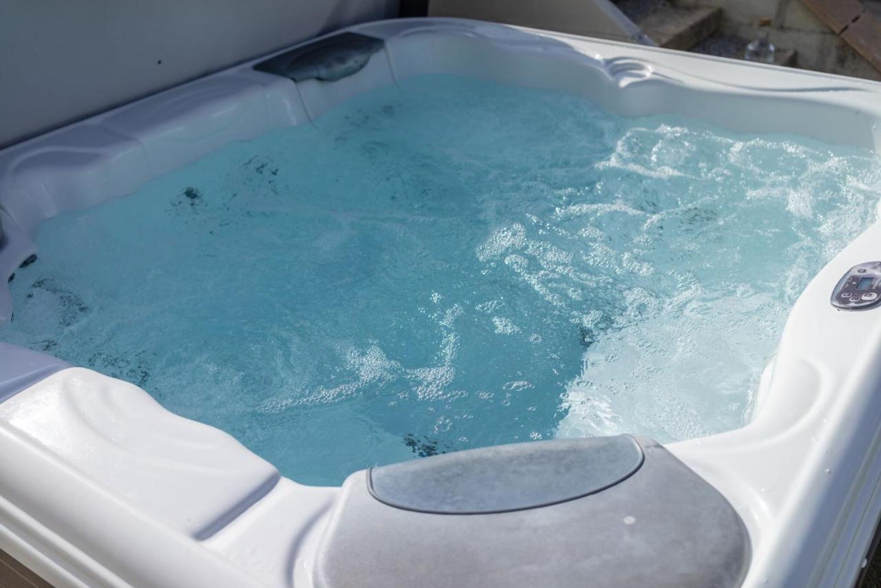 Skylark Sleeps 8 Private Hot Tub & Dogs Welcome Nr Padstow, Resort Pool Bar & Watersports St Columb Major Bagian luar foto
