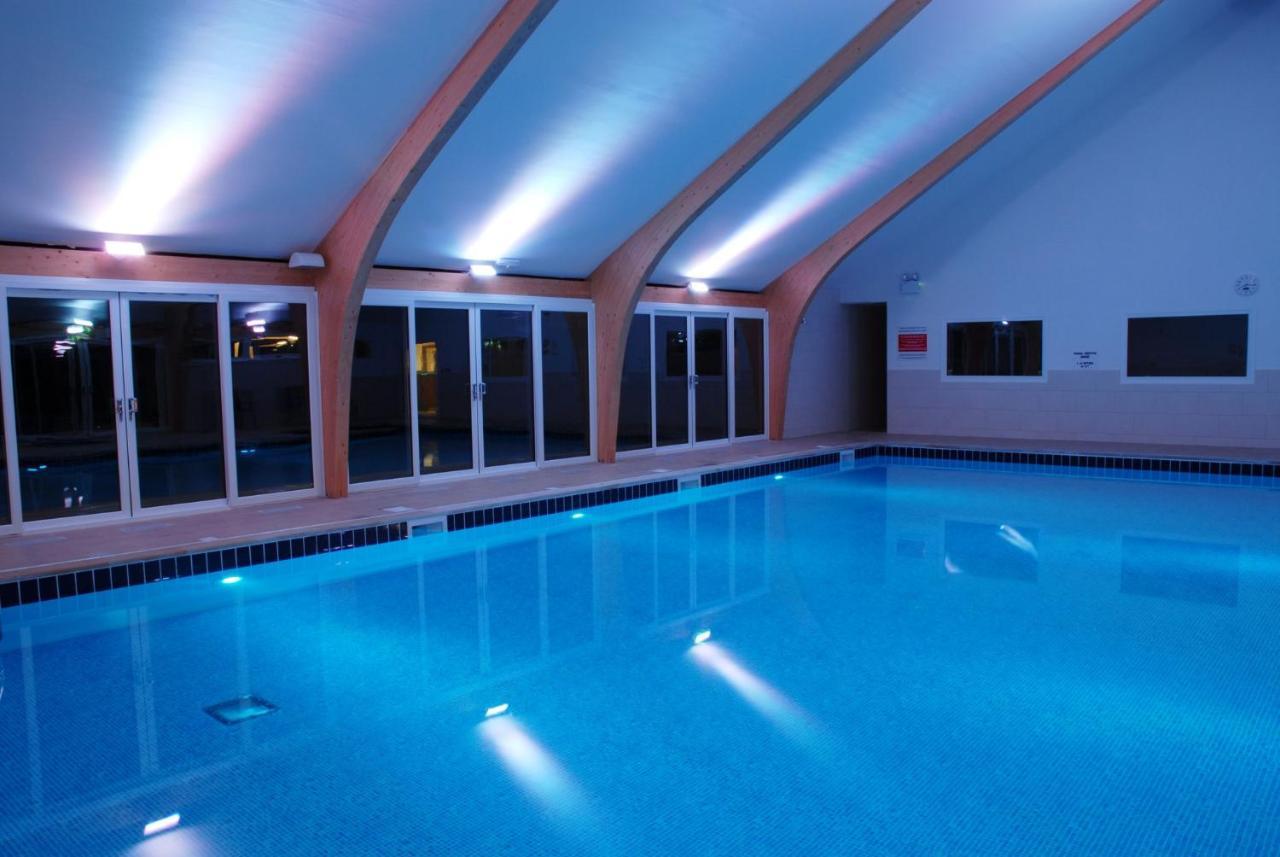 Skylark Sleeps 8 Private Hot Tub & Dogs Welcome Nr Padstow, Resort Pool Bar & Watersports St Columb Major Bagian luar foto