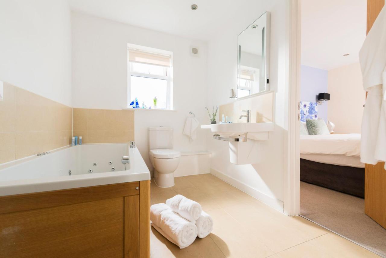 Skylark Sleeps 8 Private Hot Tub & Dogs Welcome Nr Padstow, Resort Pool Bar & Watersports St Columb Major Bagian luar foto