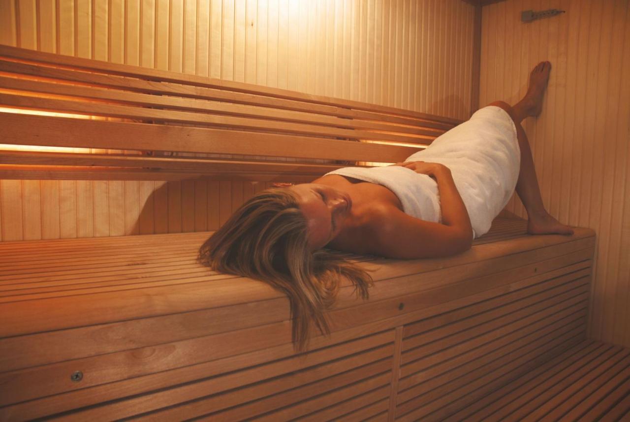 Skylark Sleeps 8 Private Hot Tub & Dogs Welcome Nr Padstow, Resort Pool Bar & Watersports St Columb Major Bagian luar foto