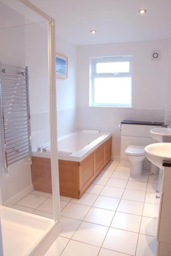Skylark Sleeps 8 Private Hot Tub & Dogs Welcome Nr Padstow, Resort Pool Bar & Watersports St Columb Major Bagian luar foto