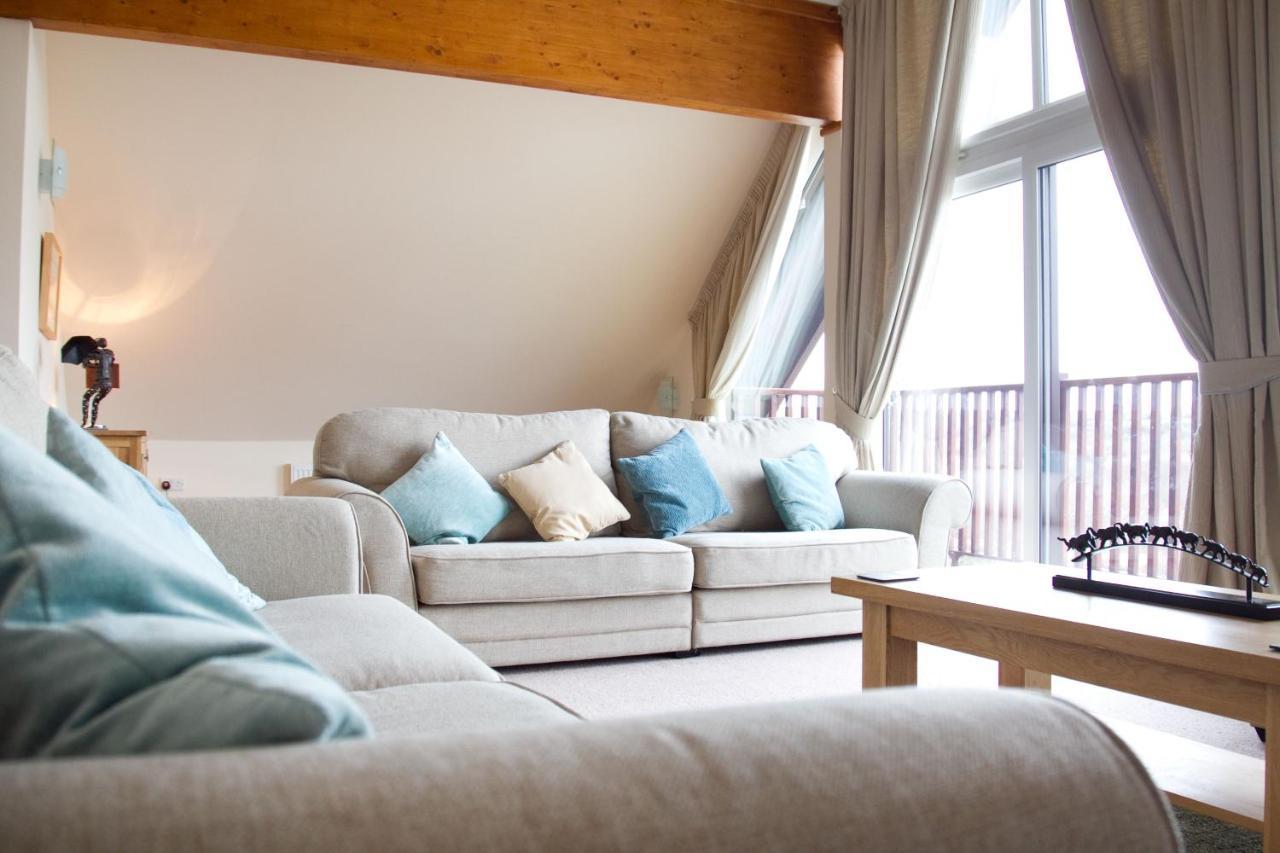 Skylark Sleeps 8 Private Hot Tub & Dogs Welcome Nr Padstow, Resort Pool Bar & Watersports St Columb Major Bagian luar foto